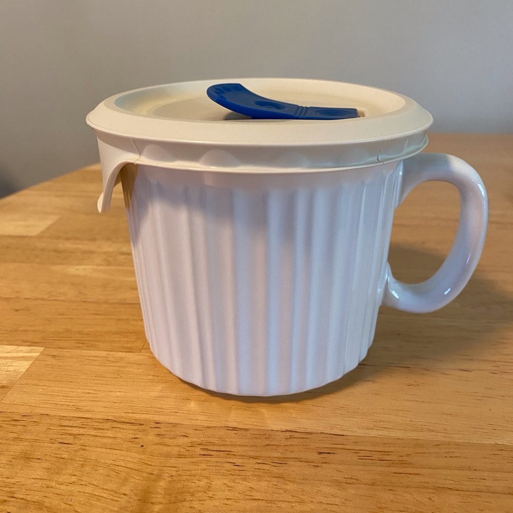 Corningware French white mug/bowl with vented lid